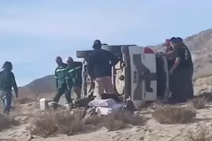 Una pareja de turistas sufri un vuelco en el norte de Beln