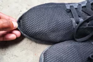 Facilsimo: El truco para arreglar las puntas despegadas de las zapatillas