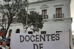 Docentes del nivel superior realizaron un bocinazo pidiendo por la titularizacin