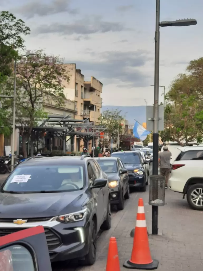 docentes del nivel superior realizaron un bocinazo por titularizacion