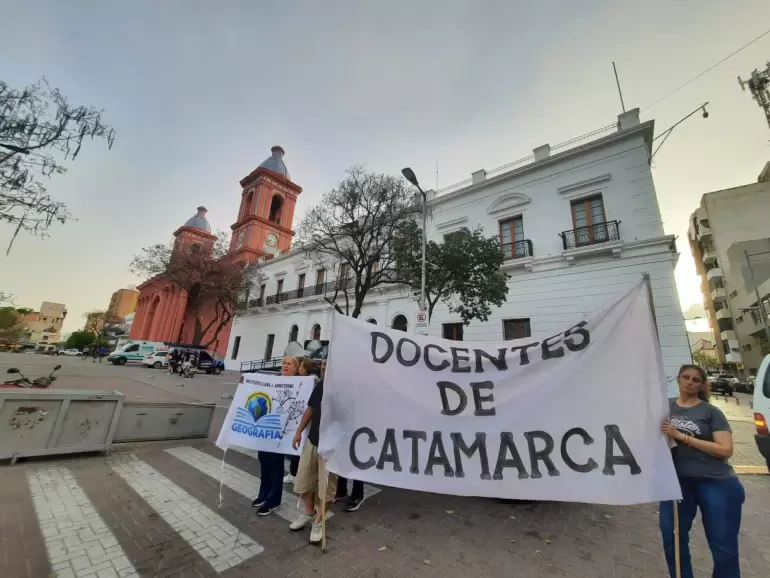 docentes del nivel superior realizaron un bocinazo por titularizacion