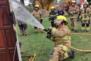 Bomberos voluntarios se capacitaron en Incendio Estructural