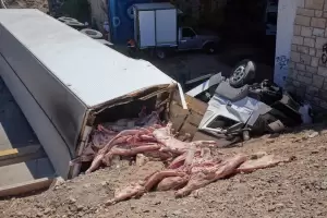 VIDEO: Un camin cargado de carne volc y la polica reprimi a los vecinos que se acercaron