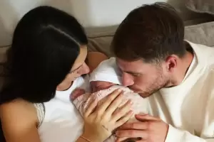 Alexis Mac Allister y Ail�n Cova presentaron a su hija: "El momento m�s lindo"