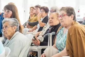 Para cuidarlos y protegerlos, se puso en marcha el Bot�n 
Antip�nico Adulto Mayor 911