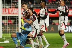 Flamengo elimin por penales a Estudiantes y jugar con Racing las semis de Libertadores