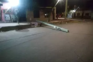 Se desplomaron dos columnas y el cableado cay sobre una madre y su hijo