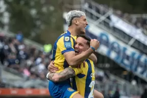 Central gole a Gimnasia en el Bosque y qued lder en la tabla anual