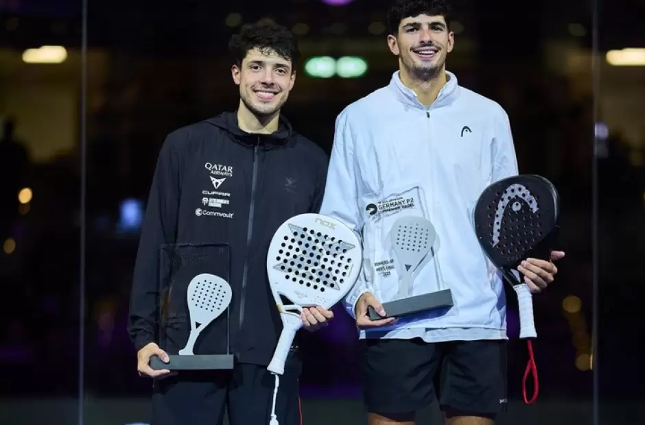 Tapia y Coello posaron con el trofeo de subcampeones @premierpadel en X.