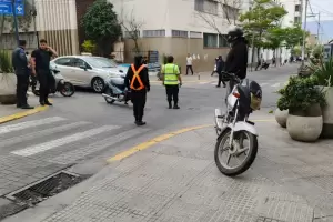 Choque en pleno centro: dos motociclistas protagonizaron un accidente en hora pico