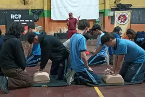 Bomberos capacitaron a docentes y alumnos en RCP