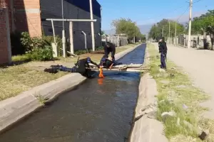 VIDEO: Policas rescataron a un perro que cay a un canal en Catamarca