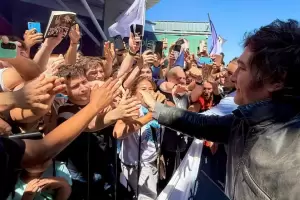 Tensin en Santa Fe: manifestantes opositores enfrentaron a la comitiva de Milei