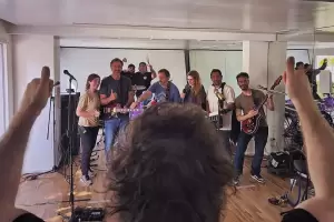 Milei ensaya con "la banda presidencial" para la presentaci�n de su nuevo libro