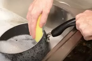 Adis para siempre a la grasa de ollas: la mezcla casera para dejarlas como nuevas