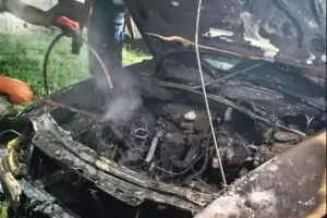 En Catamarca, pavoroso incendio de una camioneta