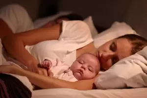 Alerta por muerte sbita infantil: advierten sobre el riesgo del colecho