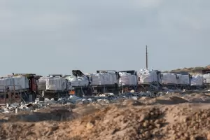 Cientos de camiones con ayuda llegan a Gaza mientras se espera por los rehenes