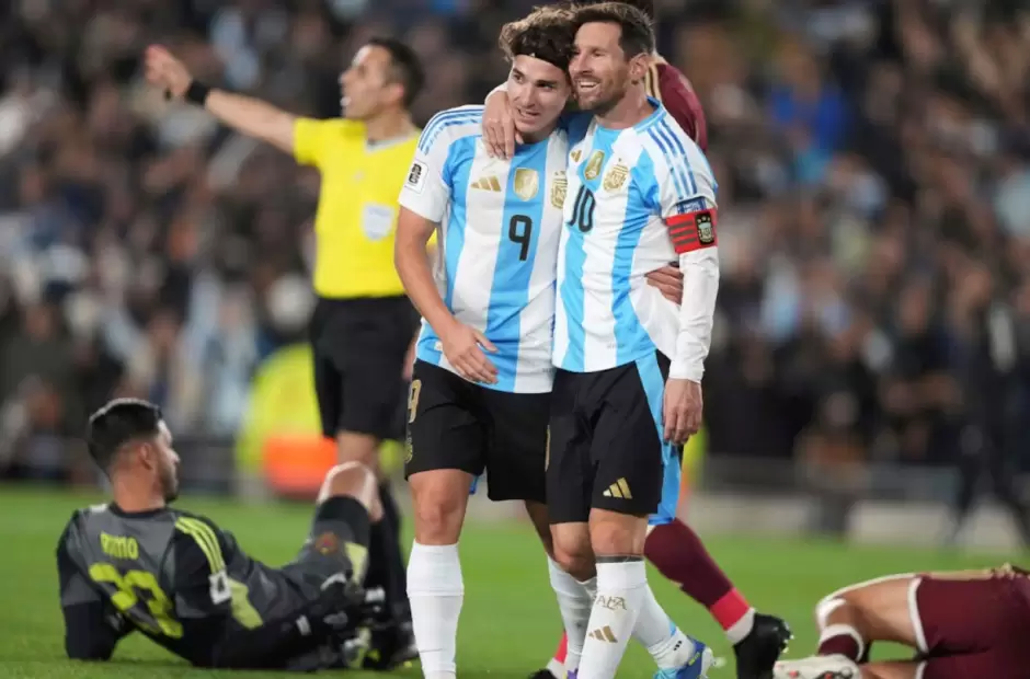 Messi y Juli�n �lvarez