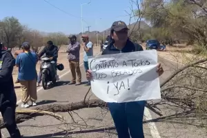 Becados municipales mantienen el corte en la Ruta Nacional 60