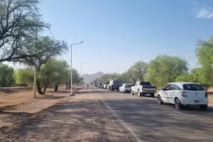 Trabajadores becados mantienen corte en Ruta 60 exigiendo estabilidad laboral