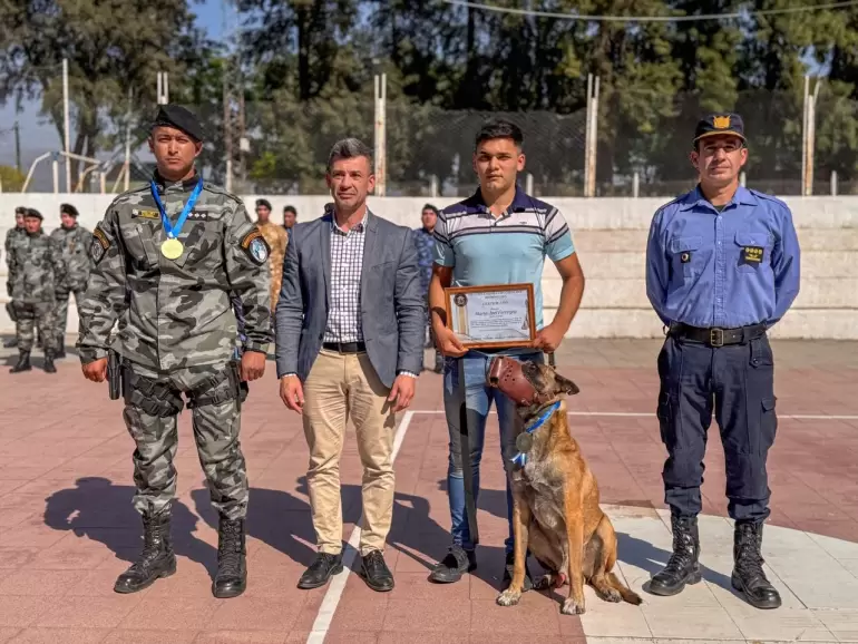Despedida con honores para perros de la
Policía que fueron adoptados por familias