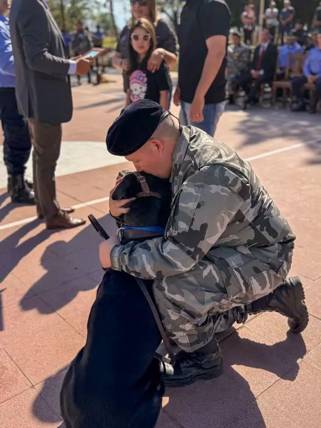 Despedida con honores para perros de la
Policía que fueron adoptados por familias