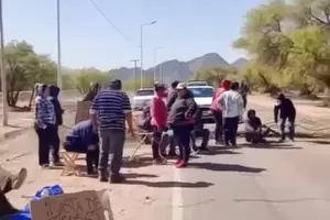 Becarios levantaron el corte de ruta tras un acuerdo con la comuna de Tinogasta