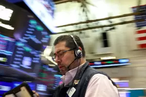 El mercado desoye el respaldo de Bessent: caen los bonos y el dlar roza los $1.500