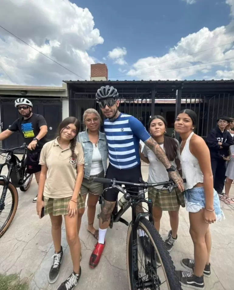 Ulises Bueno sorprendió en Catamarca: llegó en bicicleta a La Gruta para visitar a la Virgen del Valle