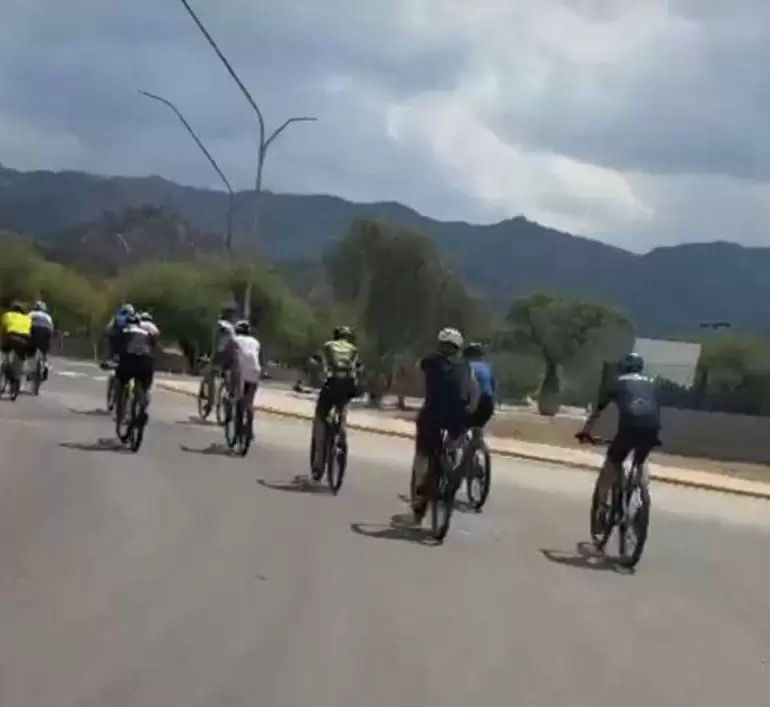 Ulises Bueno sorprendió en Catamarca: llegó en bicicleta a La Gruta para visitar a la Virgen del Valle