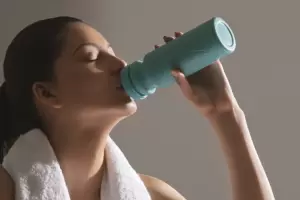 La forma correcta de limpiar las botellas para poder reutilizarlas