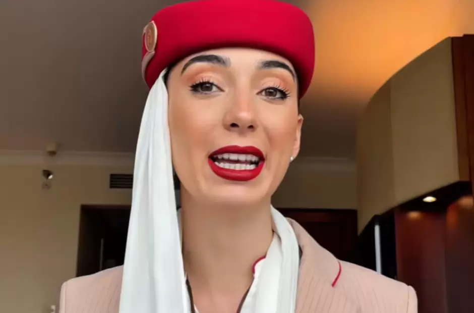 Azafata argentina de Emirates
