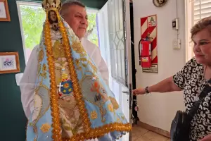 Emotiva visita de la Madre del Valle a abuelos de Catamarca