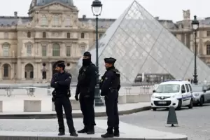 Museo del Louvre estim en 102 millones de dlares el valor de las joyas robadas