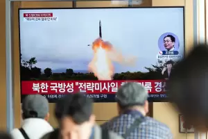 Corea del Norte muestra podero lanzando un misil antes de la cumbre Trump y Kim Jong-un