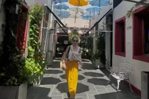 Emilia Clarke en Argentina: postales de su viaje por Iguaz, las Salinas Grandes y San Telmo