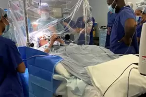 Es viral: paciente con Parkinson toc el clarinete mientras la operaban del cerebro