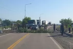 Vecinos de Chumbicha cortan la Ruta 38: otra vez reclaman por agua