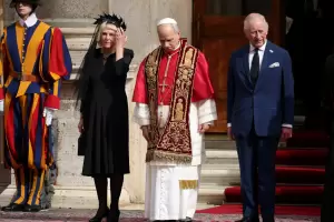 Carlos III rez junto al Papa en la Capilla Sixtina: un gesto sin precedentes en 500 aos