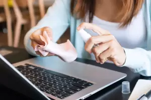 Cmo limpiar tu laptop con productos caseros de forma segura y qu est prohibido usar