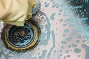 Truco casero infalible para eliminar el mal olor del desage de la cocina en los hogares catamarqueos