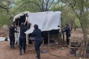 Dramtico desalojo: mujeres encadenadas en el operativo por usurpacin de terrenos