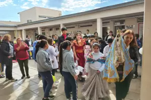 La Virgen del Valle visit la escuela Cacique Juan Chelemn y fue recibida con una fiesta