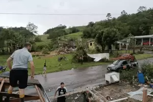 Tornados provocan daos en Misiones y Brasil: autos volcados, techos destrozados y rboles cados