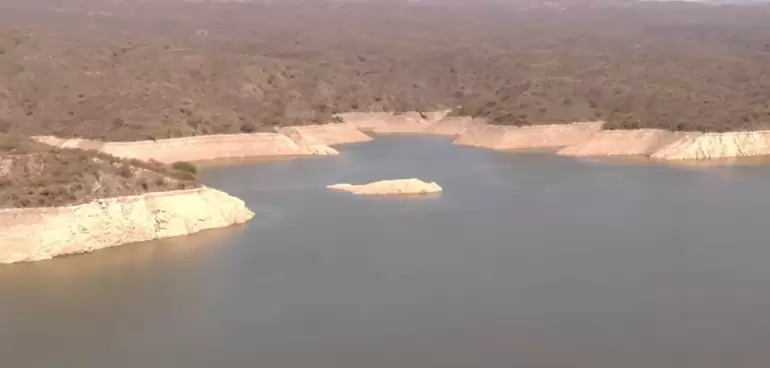 Dique Las Pirquitas y las algas