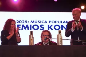 Emocin y ovacin para Charly Garca: recibi el Konex de Brillante en una ceremonia histrica