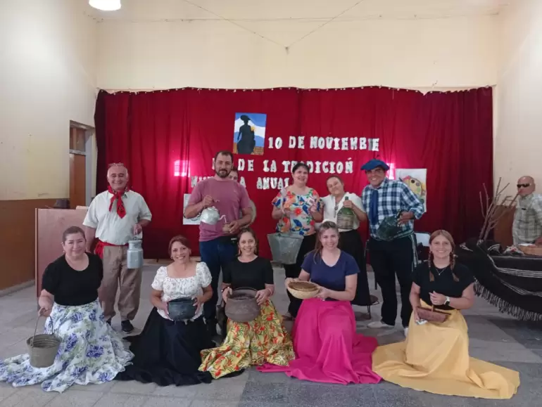 la Escuela N 76 conmemor el Da de la Tradicin con msica, baile y mate compartido