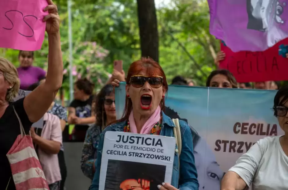 Una multitud se concrega en las afueras a la espera del fallo