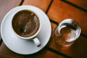 Por qu te sirven un vaso de soda cuando peds un caf: el motivo que pocos conocen